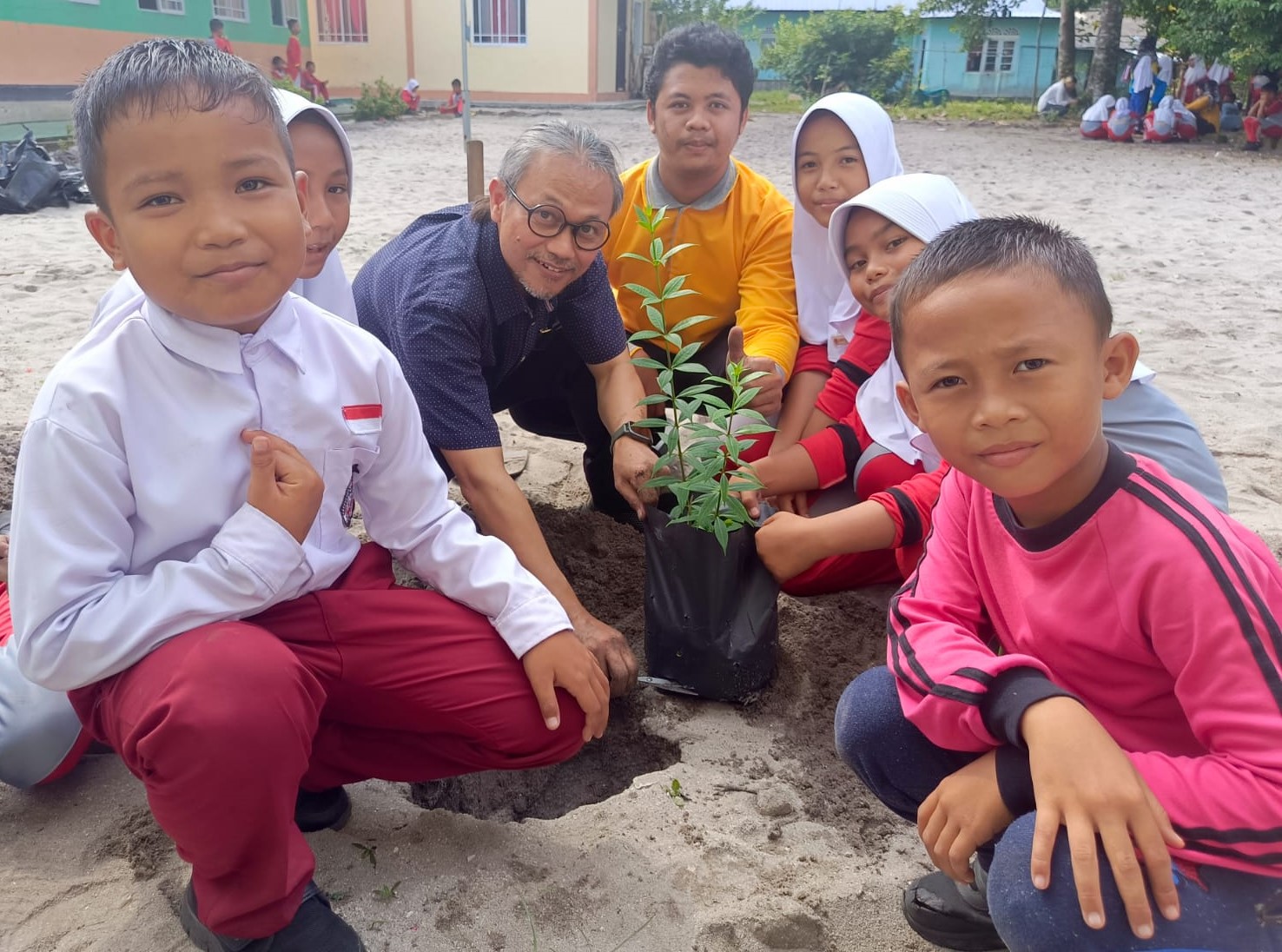 Dosen ITB bersama guru dan pelajar menata taman SDN 005 Desa Parit dengan menanam pohon hias | Foto: Ami