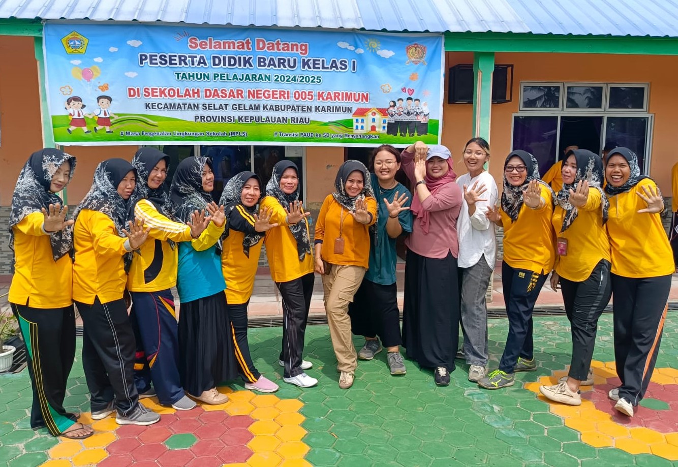 Kepala Sekolah dan Guru SDN 005 Desa Parit foto bersama mahasiswa ITB dalam program pengabdian pada masyarakat | Foto: Turnip