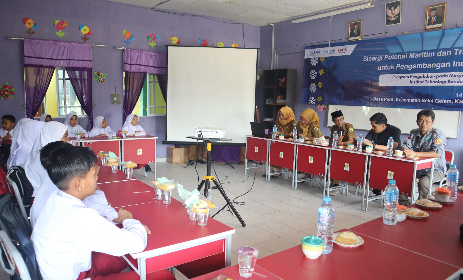 Kegiatan Workshop Monoprint, Dosen ITB memberikan pelatihan menggambar kepada pelajar SDN 005 Desa Parit | Foto: Ami