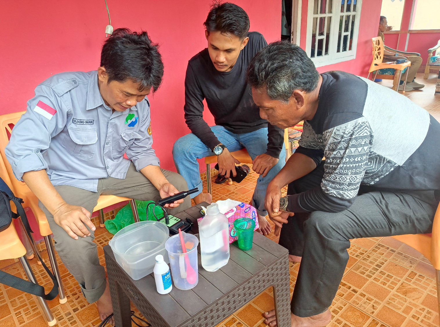 Dosen Perikanan Unpad, Dr. Ujang Subhan, S.Psi., M.Si mengajari masyarakat Desa Parit mengukur kadar oksigen air | Foto: Turnip