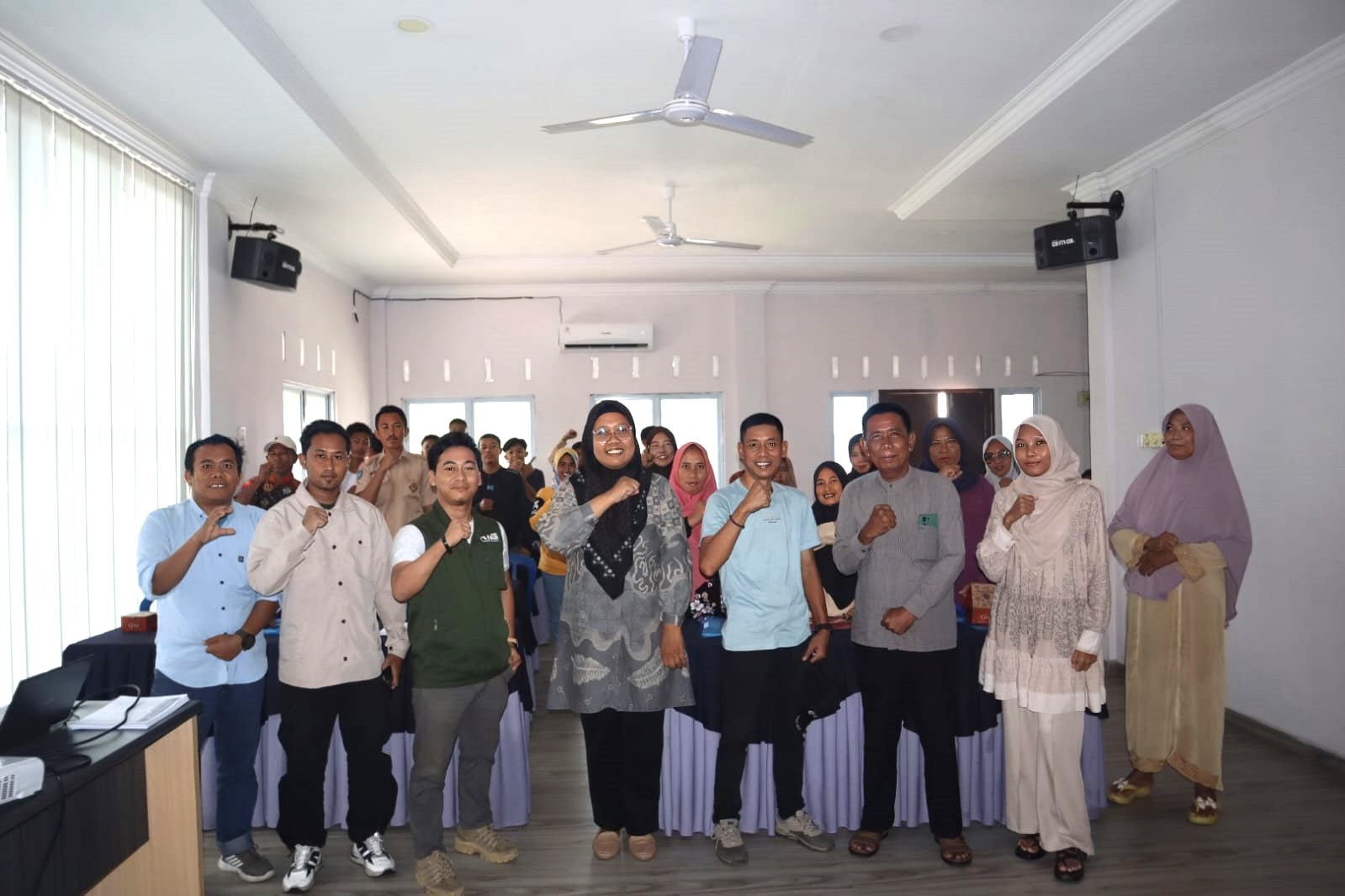 Sekretaris Desa Telaga Tujuh Zakiah (tengah berjilbab), Duta Digital Karimun Muhamad Sarih (tengah kanan) dan Pemateri M. Saimi Arrahman (tengah kiri), serta peserta Pelatihan Multimedia | Foto: Rian